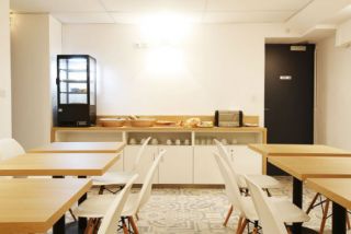 la salle de petit-déjeuner lille, hotels lille, lille hotels, se loger à lille, booking lille, calm hotel, hotel calm lille